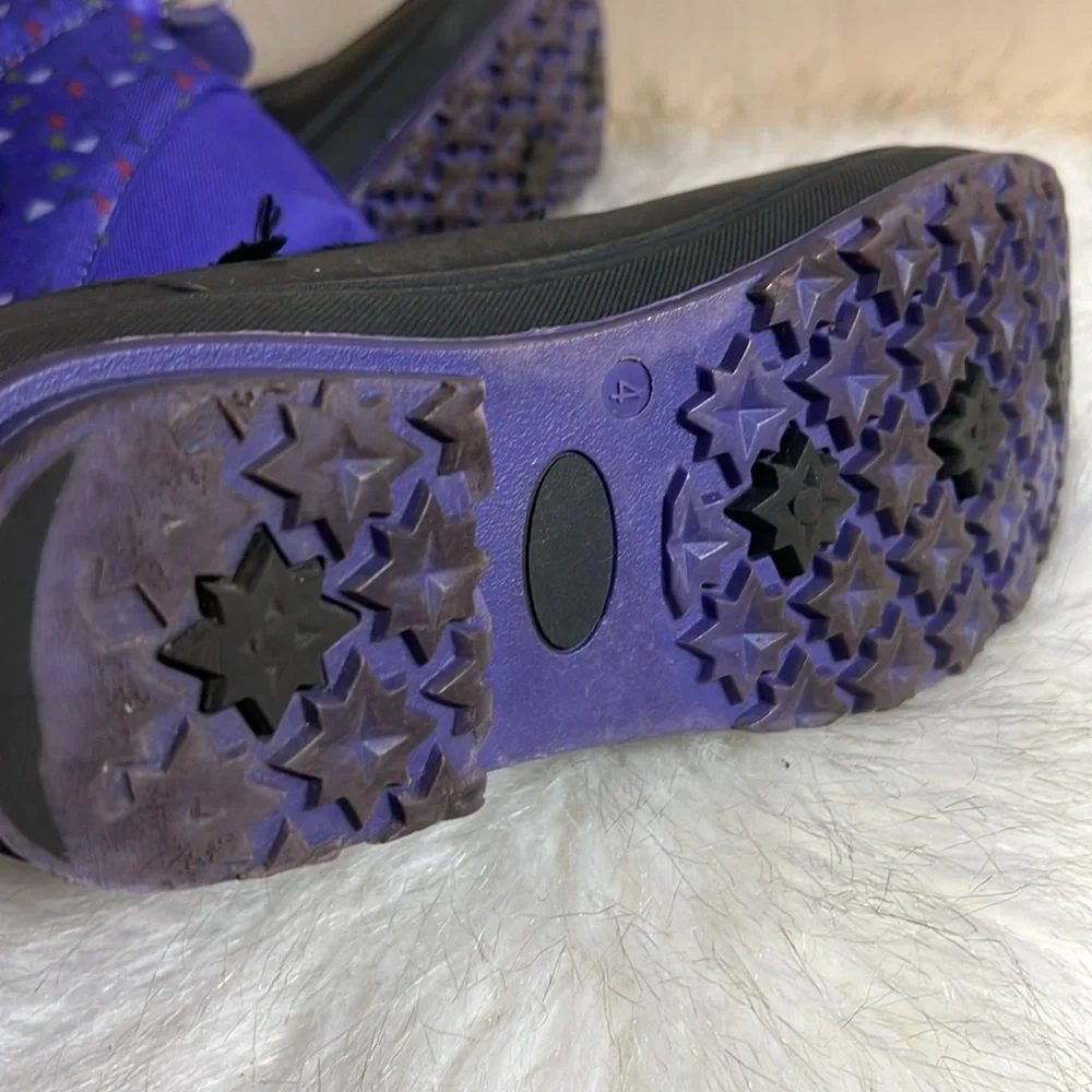 Size 4 girls purple winter/snow boot. Excellent condition. Fleece lining Velcro